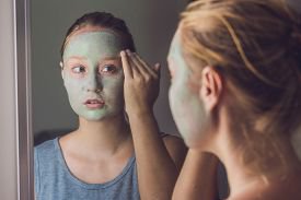 Что делать с прыщиками на лице? Что делать с прыщиками на лице?