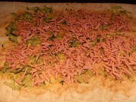 Хит среди закусок: рулет с колбасой и овощами Хит среди закусок: рулет с колбасой и овощами