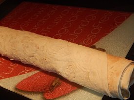Хит среди закусок: рулет с колбасой и овощами Хит среди закусок: рулет с колбасой и овощами